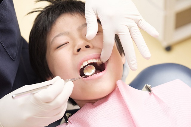 歯の治療を受ける子供