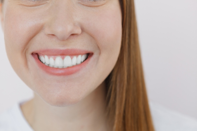 白い歯を見せる女性